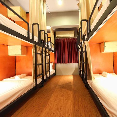 Thonglor Travellers Hostel And Cafe Бангкок Экстерьер фото