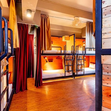 Thonglor Travellers Hostel And Cafe Бангкок Экстерьер фото