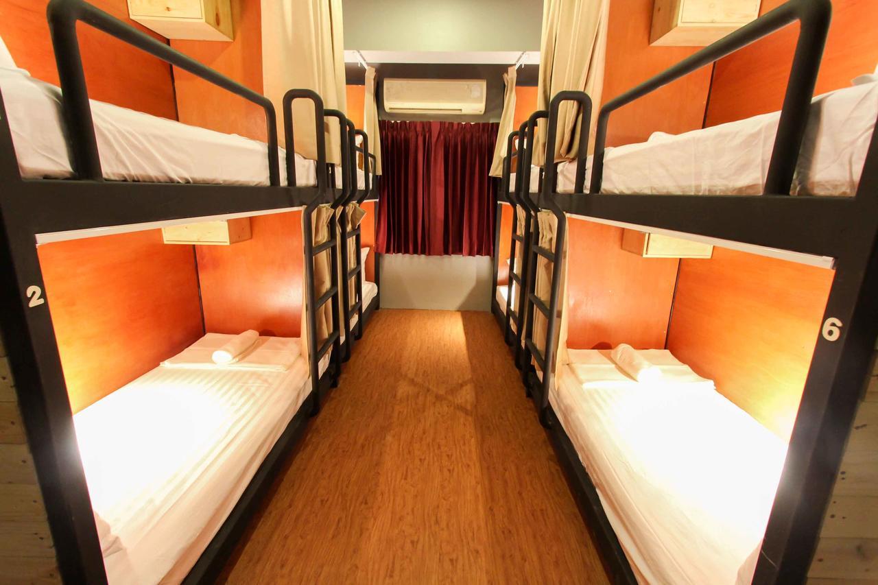 Thonglor Travellers Hostel And Cafe Бангкок Экстерьер фото