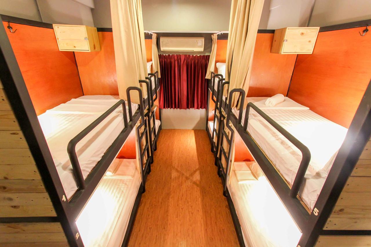 Thonglor Travellers Hostel And Cafe Бангкок Экстерьер фото