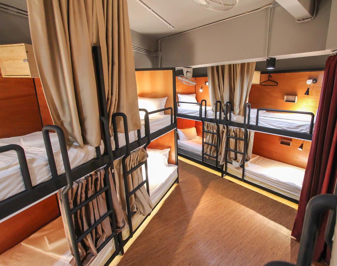 Thonglor Travellers Hostel And Cafe Бангкок Экстерьер фото