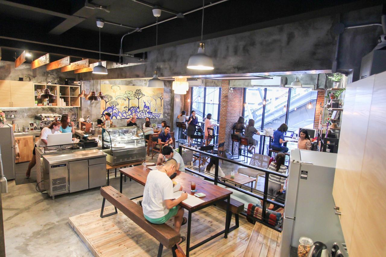 Thonglor Travellers Hostel And Cafe Бангкок Экстерьер фото