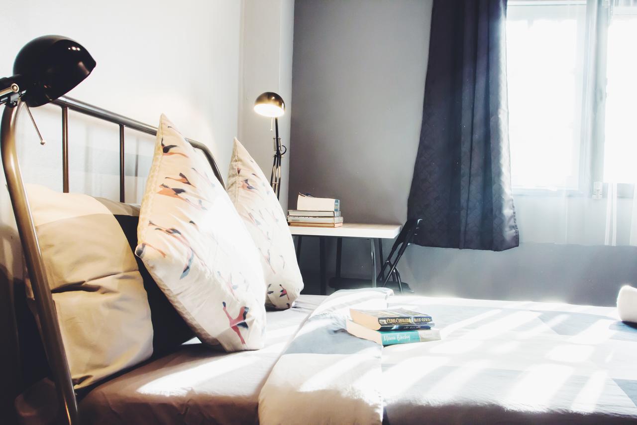 Thonglor Travellers Hostel And Cafe Бангкок Экстерьер фото