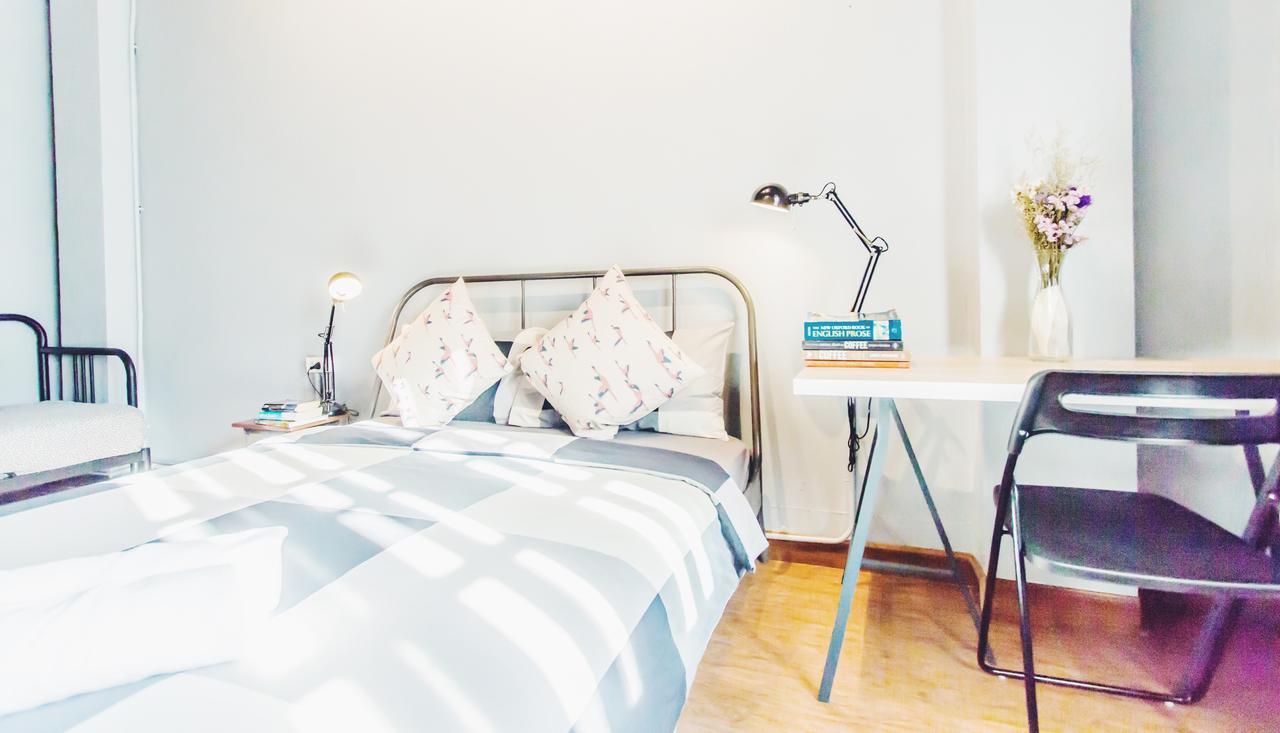 Thonglor Travellers Hostel And Cafe Бангкок Экстерьер фото