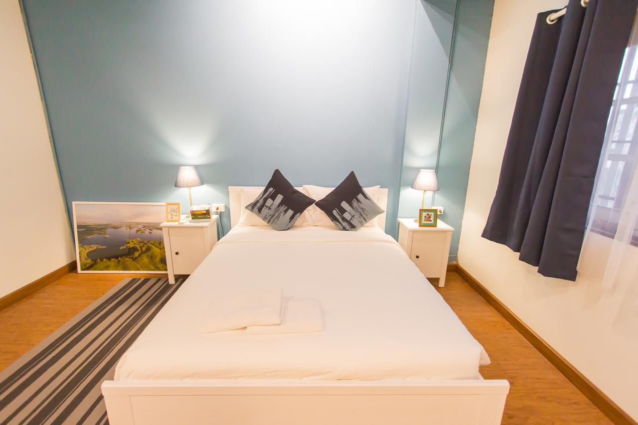 Thonglor Travellers Hostel And Cafe Бангкок Экстерьер фото