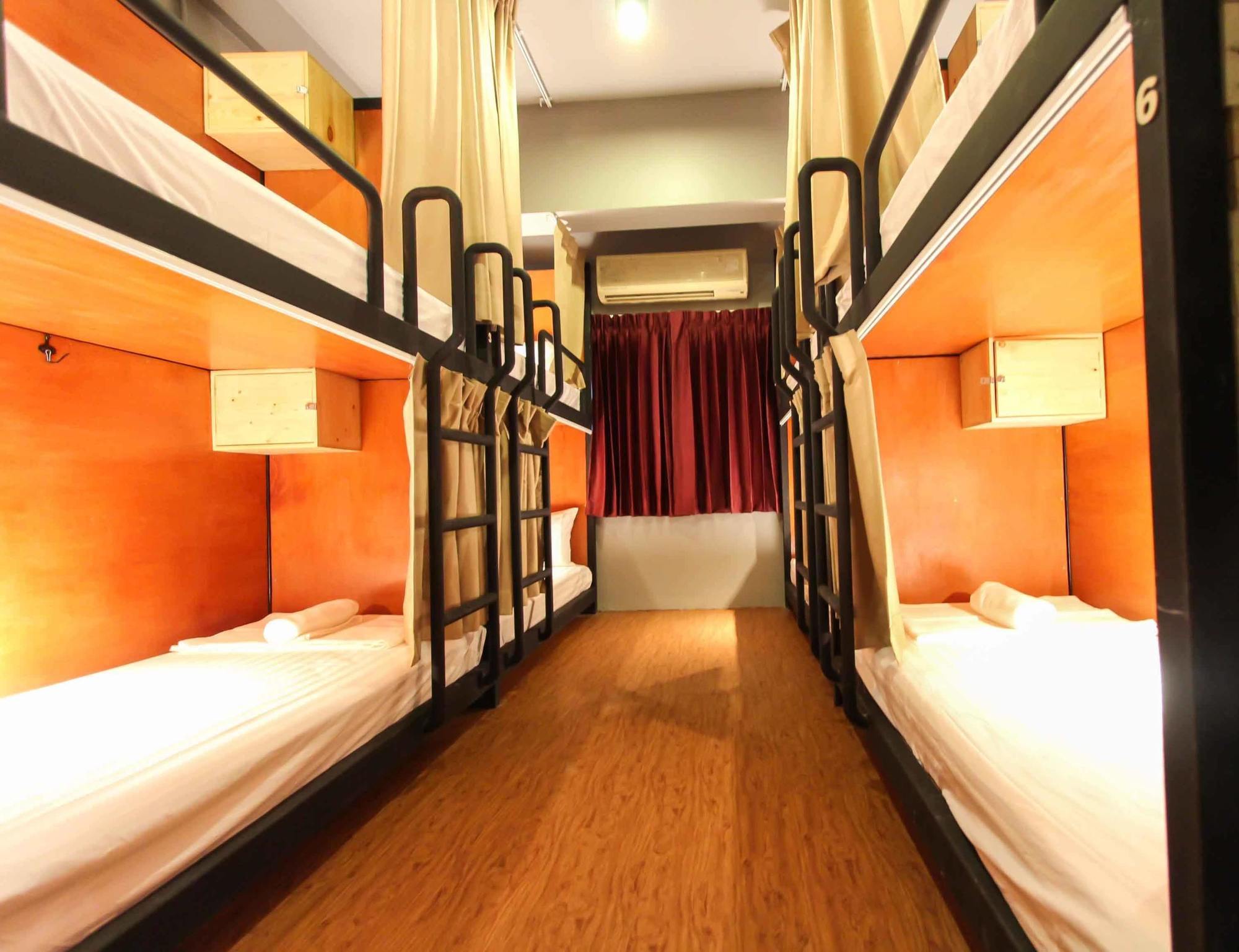 Thonglor Travellers Hostel And Cafe Бангкок Экстерьер фото