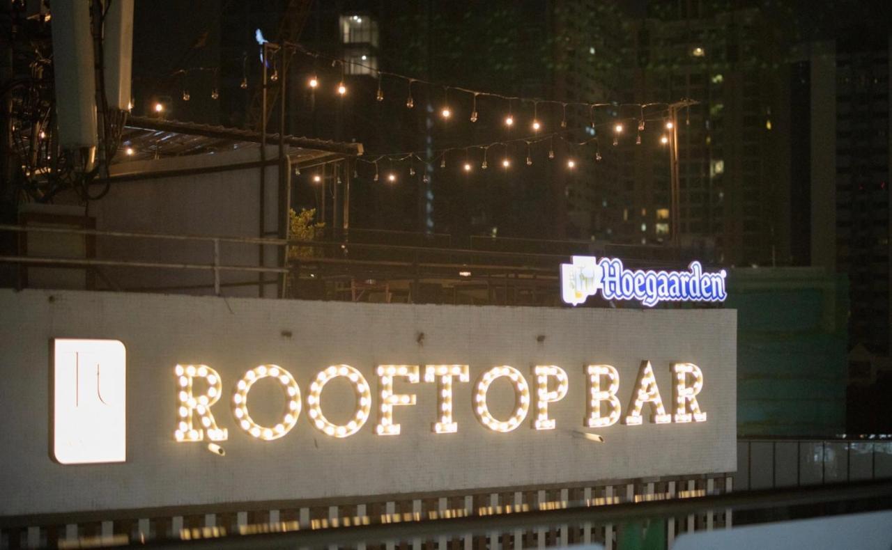 Thonglor Travellers Hostel And Cafe Бангкок Экстерьер фото