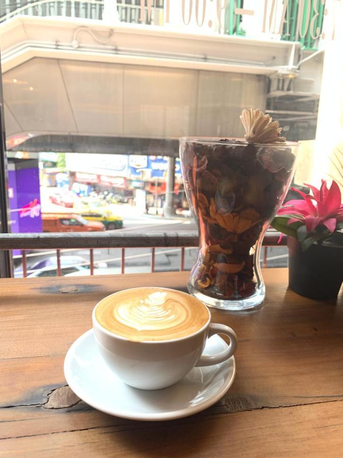Thonglor Travellers Hostel And Cafe Бангкок Экстерьер фото
