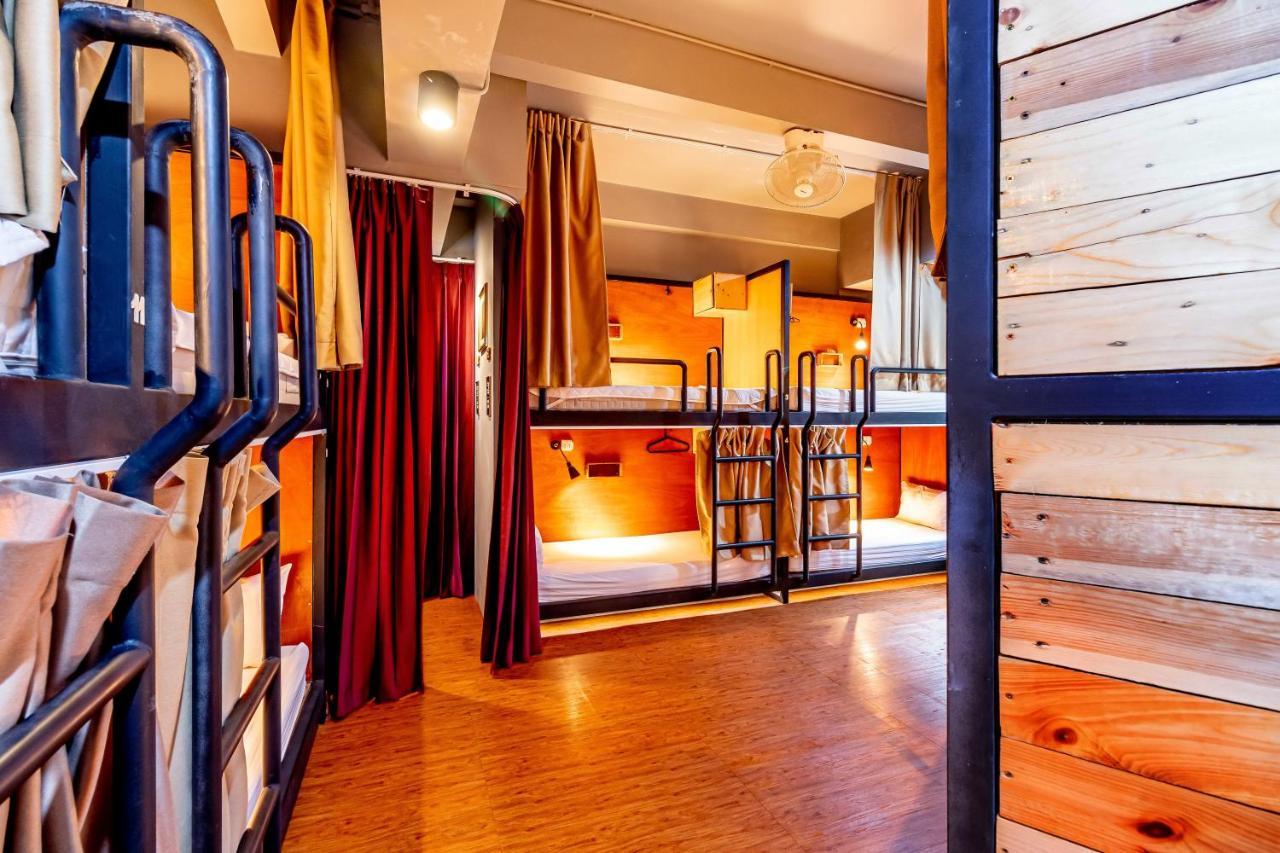 Thonglor Travellers Hostel And Cafe Бангкок Экстерьер фото