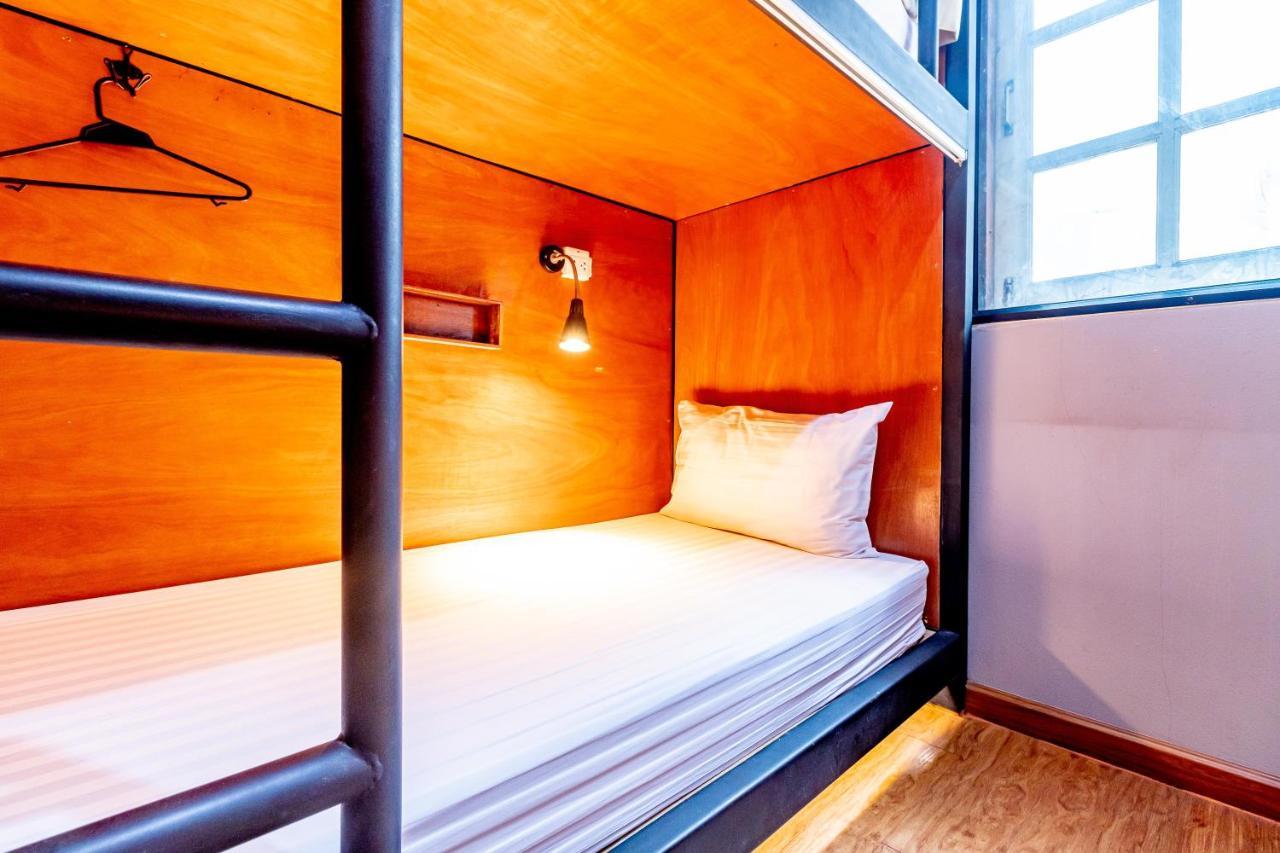 Thonglor Travellers Hostel And Cafe Бангкок Экстерьер фото