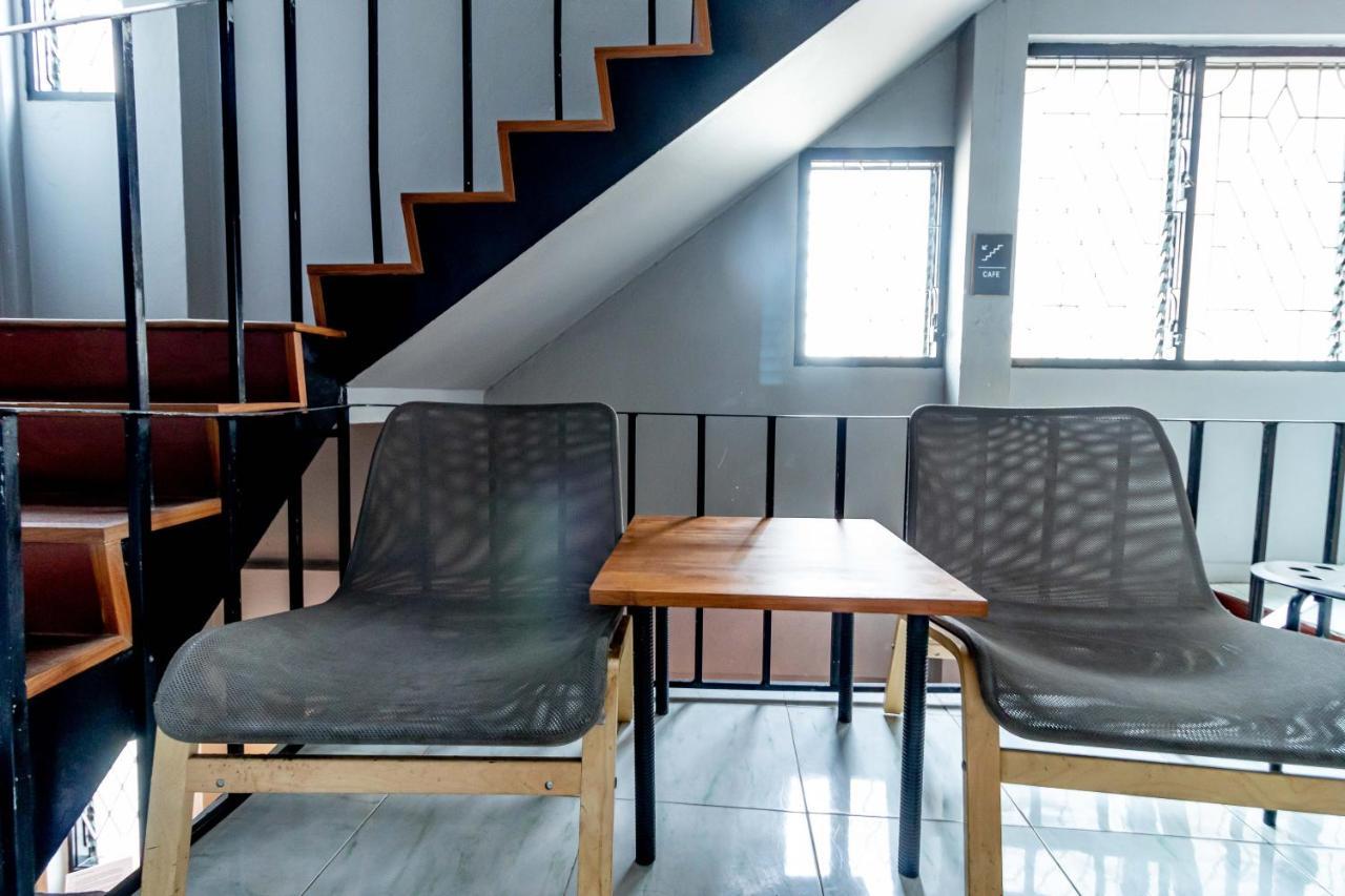 Thonglor Travellers Hostel And Cafe Бангкок Экстерьер фото