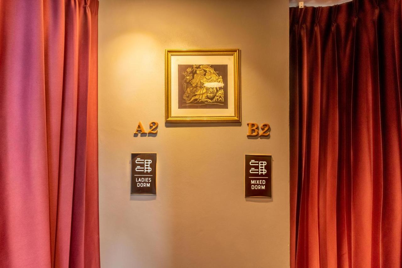 Thonglor Travellers Hostel And Cafe Бангкок Экстерьер фото