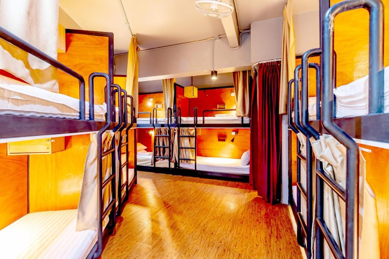 Thonglor Travellers Hostel And Cafe Бангкок Экстерьер фото