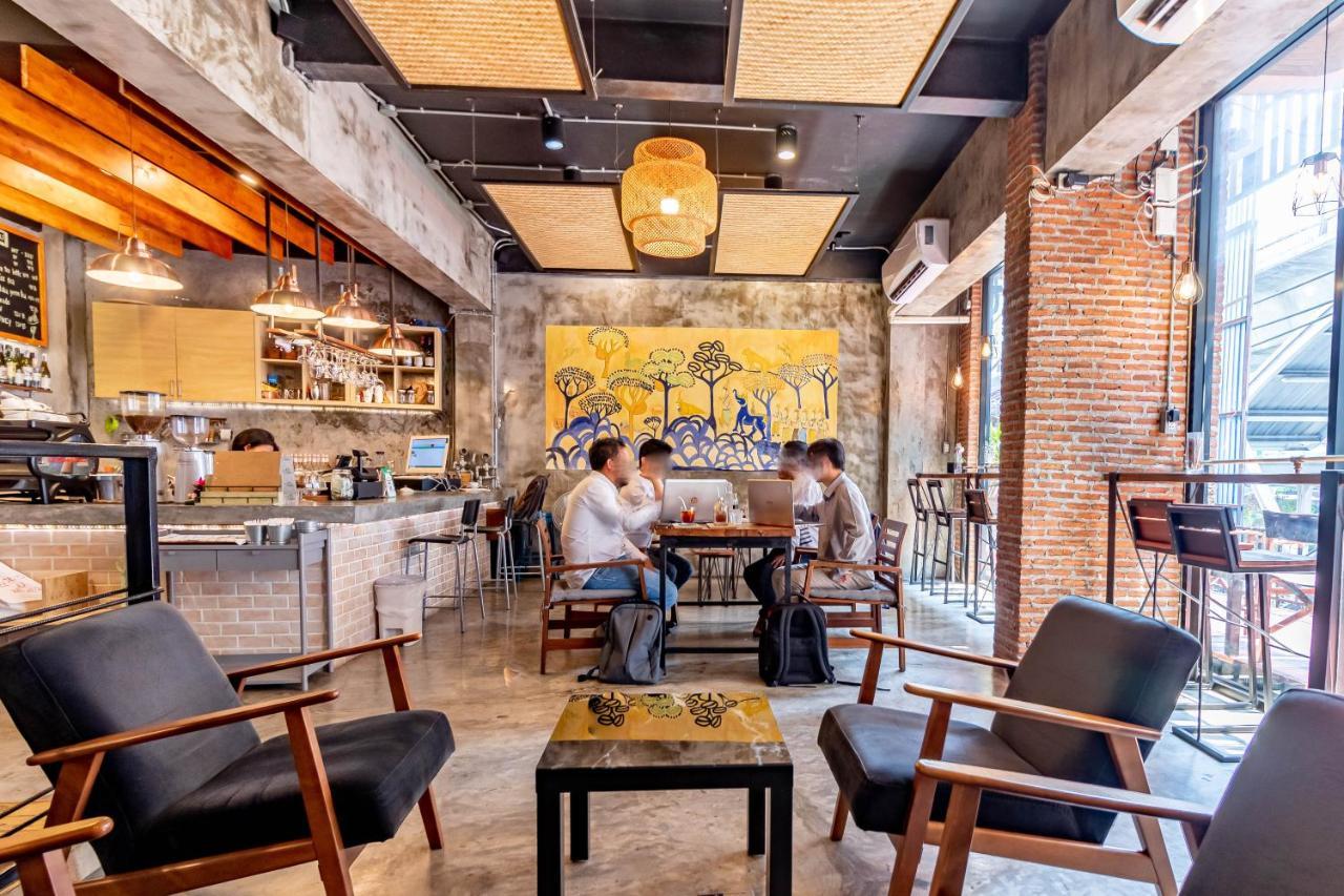 Thonglor Travellers Hostel And Cafe Бангкок Экстерьер фото