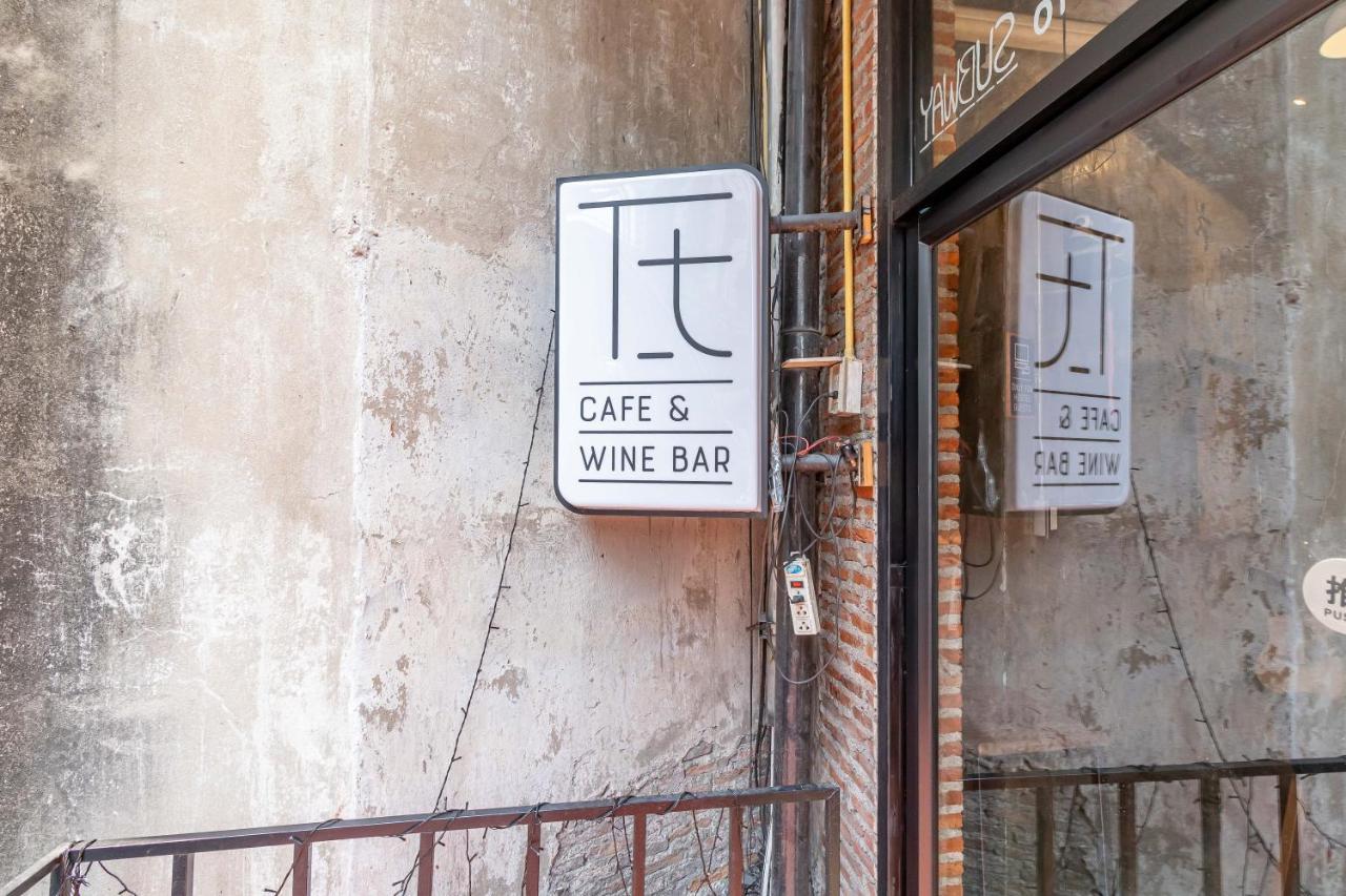 Thonglor Travellers Hostel And Cafe Бангкок Экстерьер фото