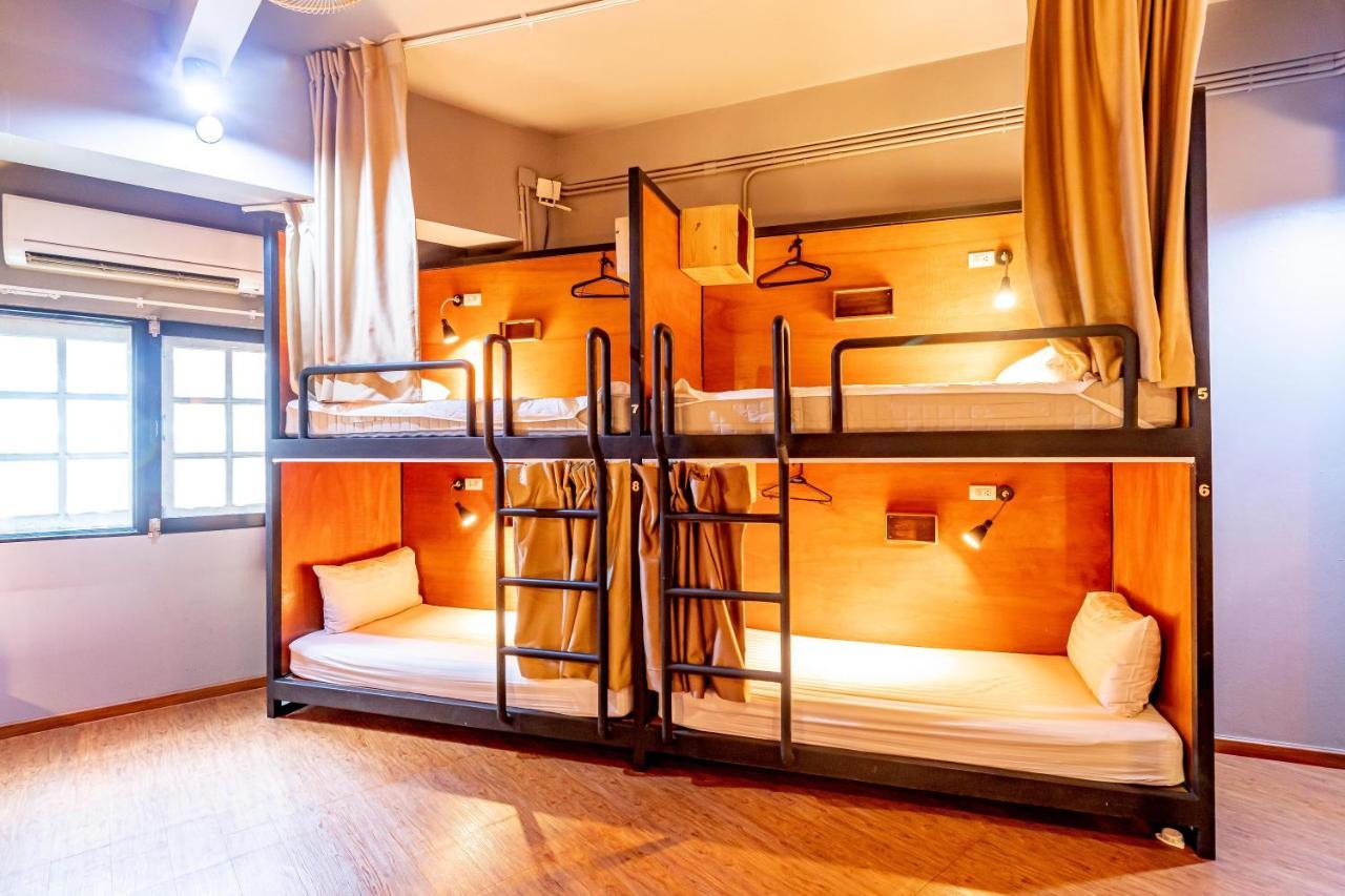 Thonglor Travellers Hostel And Cafe Бангкок Экстерьер фото