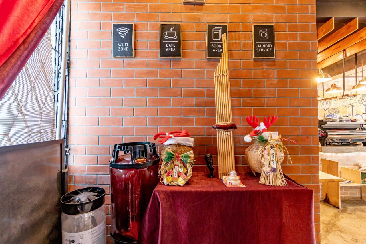 Thonglor Travellers Hostel And Cafe Бангкок Экстерьер фото