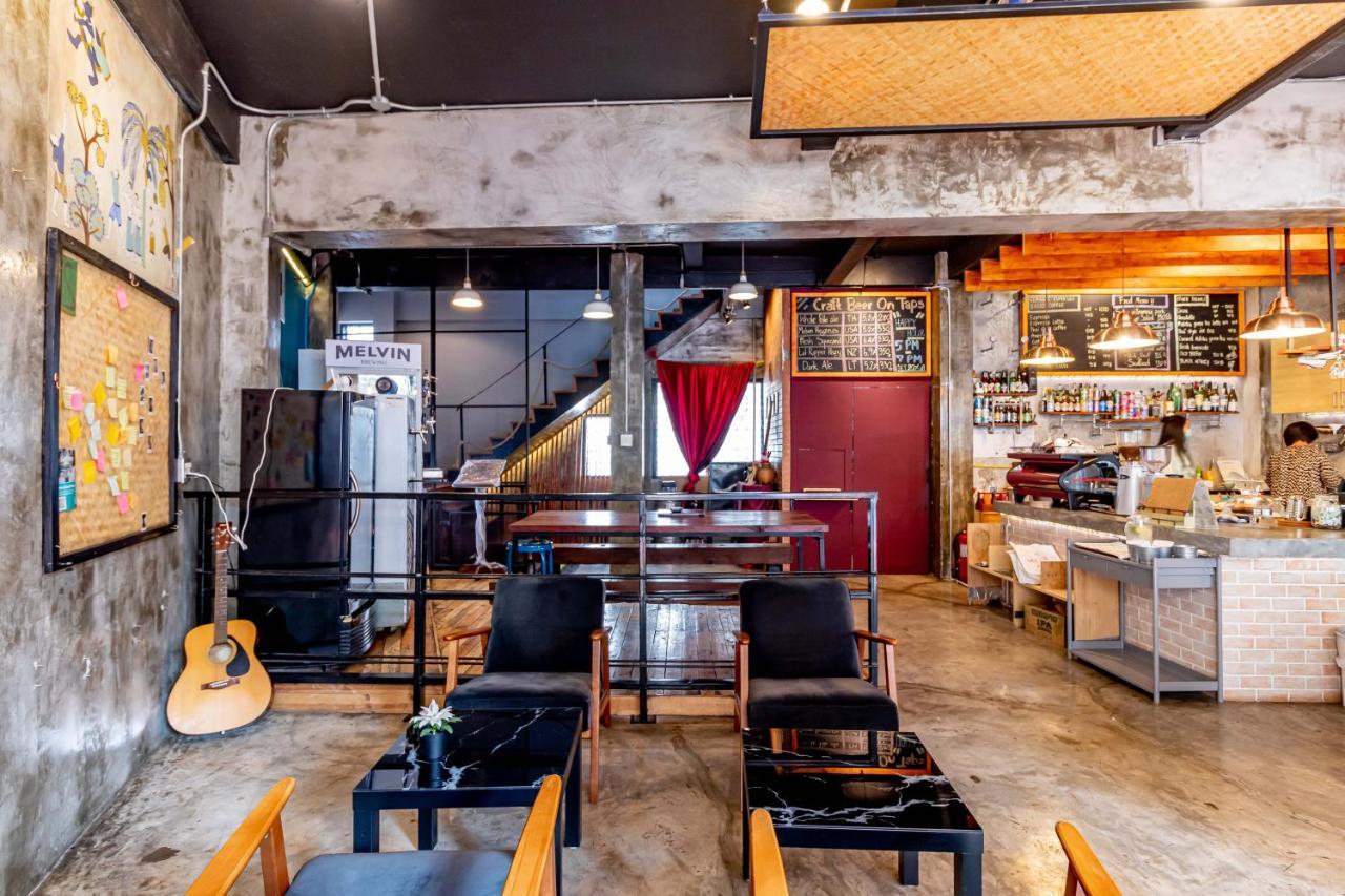 Thonglor Travellers Hostel And Cafe Бангкок Экстерьер фото