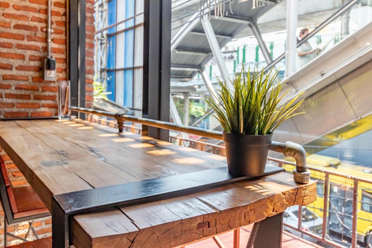 Thonglor Travellers Hostel And Cafe Бангкок Экстерьер фото