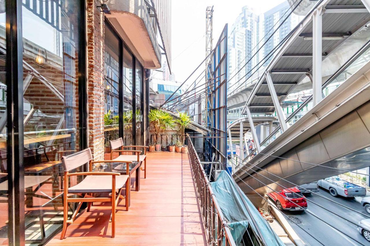 Thonglor Travellers Hostel And Cafe Бангкок Экстерьер фото