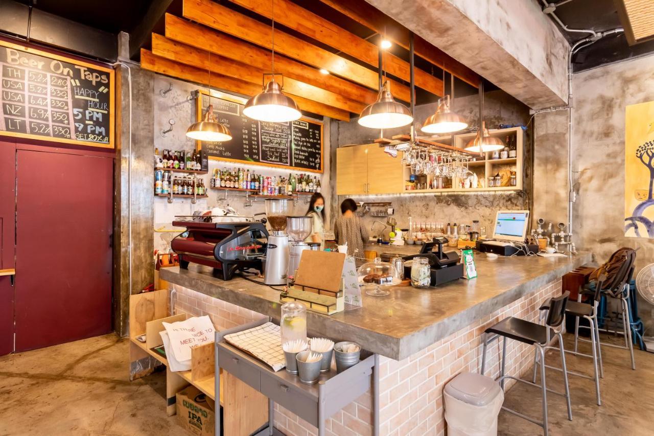 Thonglor Travellers Hostel And Cafe Бангкок Экстерьер фото