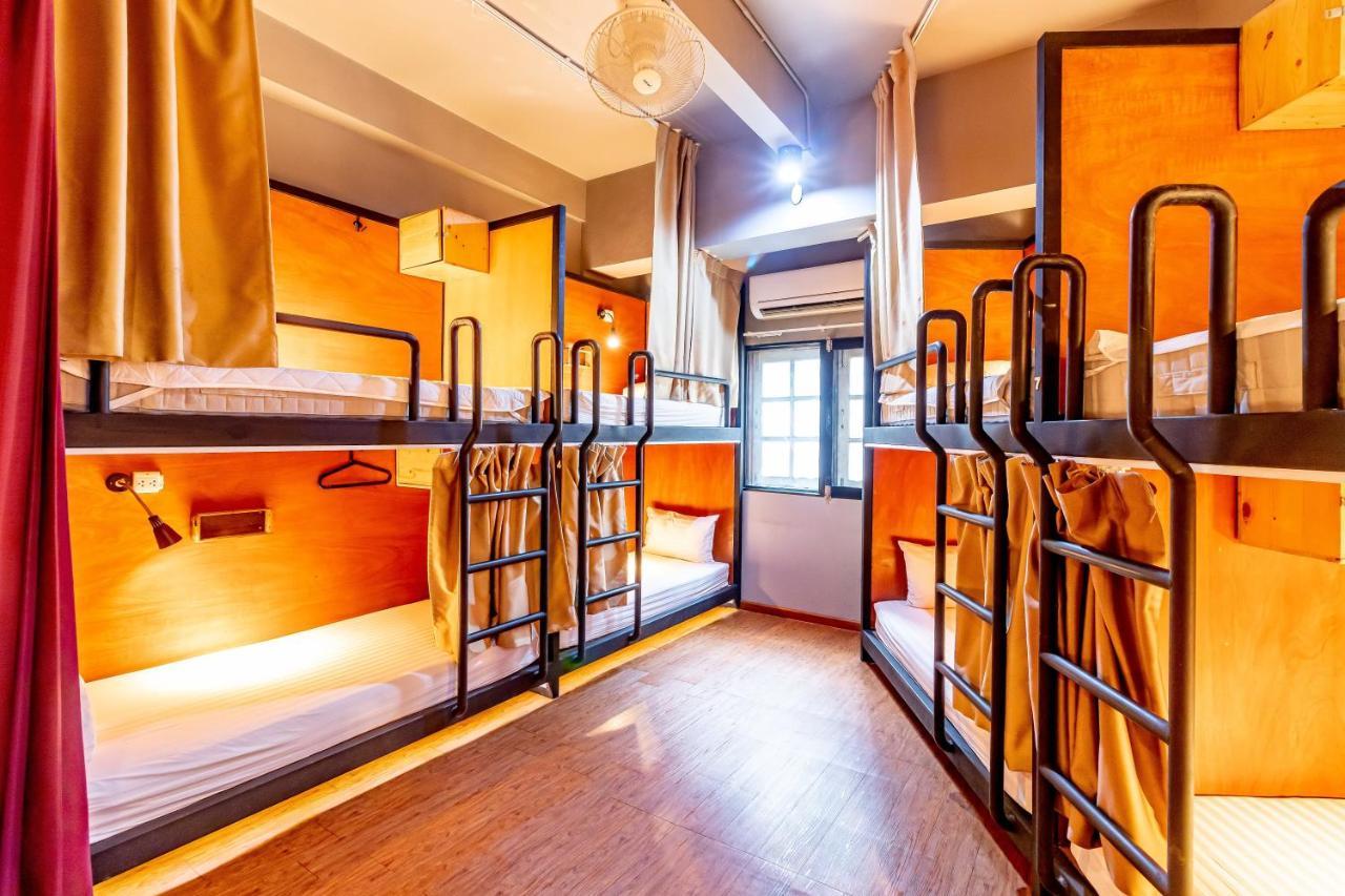 Thonglor Travellers Hostel And Cafe Бангкок Экстерьер фото