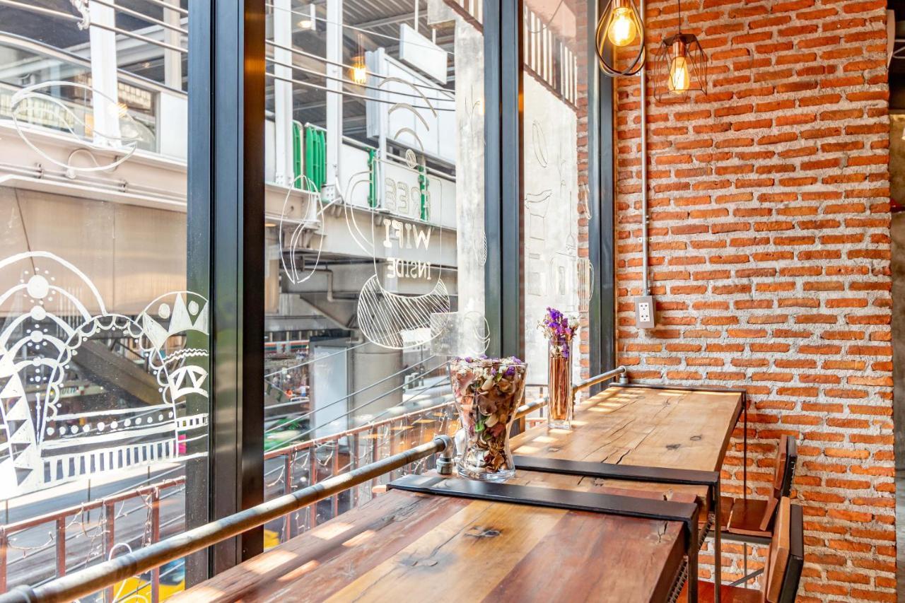 Thonglor Travellers Hostel And Cafe Бангкок Экстерьер фото