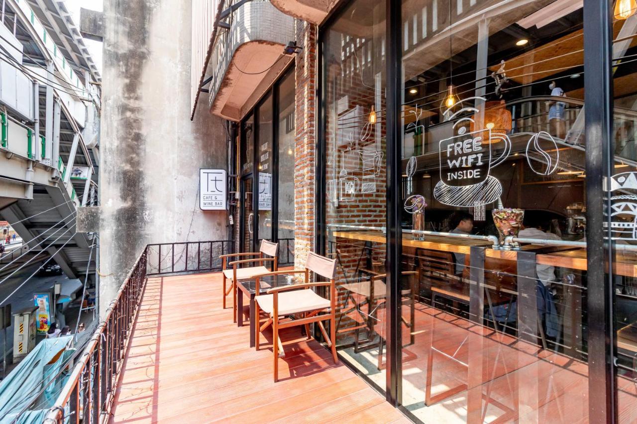 Thonglor Travellers Hostel And Cafe Бангкок Экстерьер фото