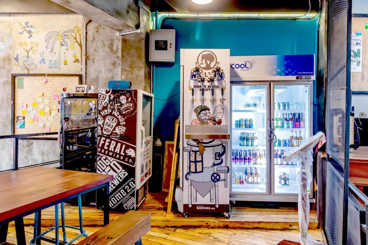 Thonglor Travellers Hostel And Cafe Бангкок Экстерьер фото
